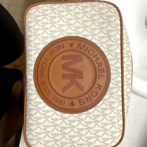 I used this bag once, it’s nice just not my style